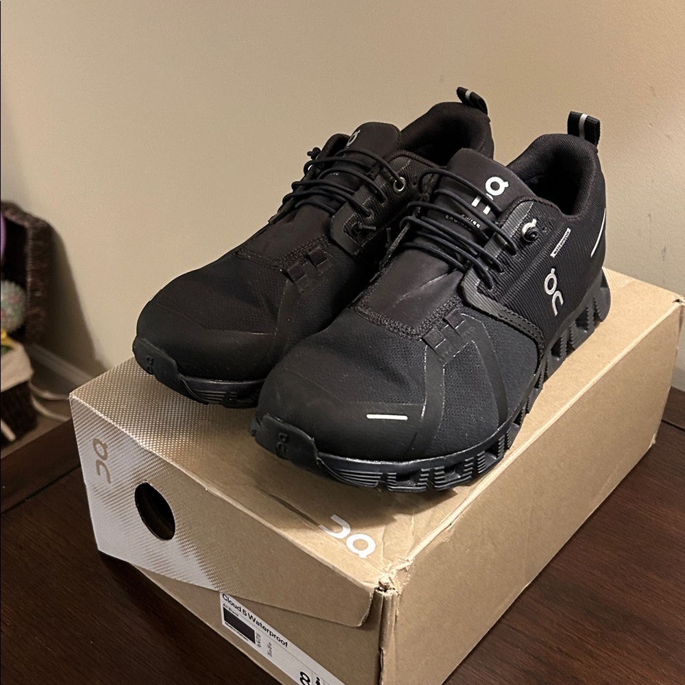 On Cloud 5 Running Women’s Black waterproof Sneakers, size 8